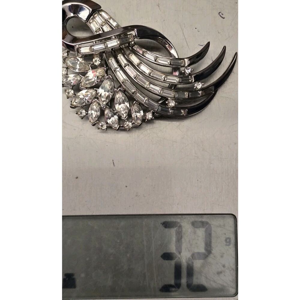Exquisite Vintage Crown Trifari silver tone brooch w/baguette & Marquis crystals - Picture 5 of 5
